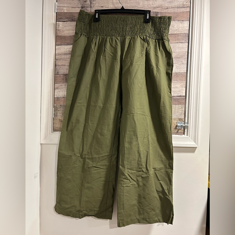 NWOT BOHO CAPRI PANTS